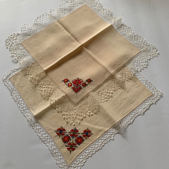 Handkerchief Set of 2, Red Embroidery on Beige Silk, Antique Rare Unique - Picture 9 of 11